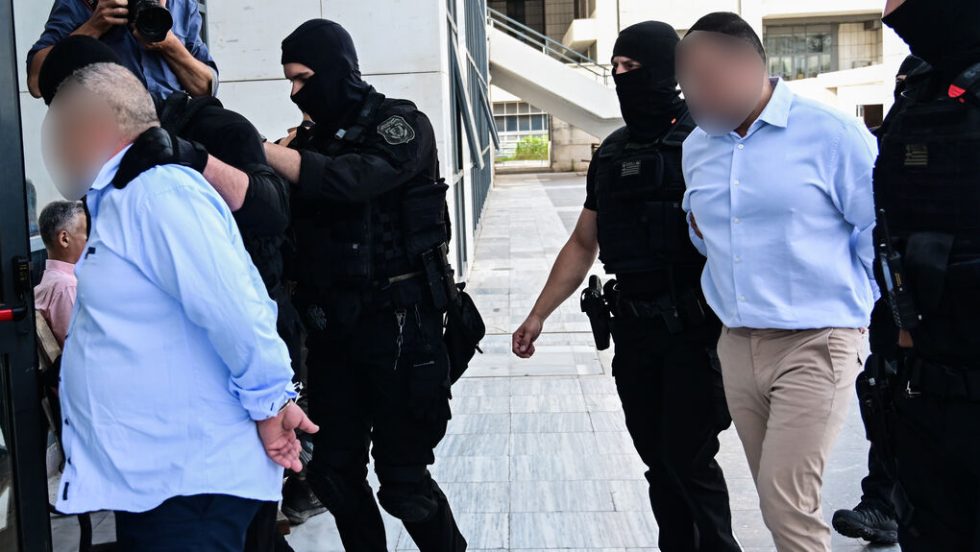 Οι δύο κατηγορούμενοι οδηγούνται στο δικαστήριο κατά την έναρξη της δίκης